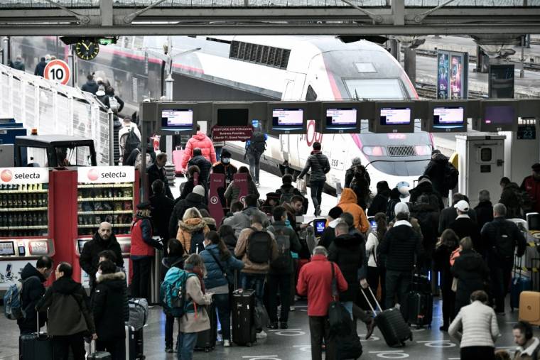 La CGT-Cheminots envisage une grève reconductible à la SNCF après les vacances d'hiver, à partir du 7 mars. ( AFP / STEPHANE DE SAKUTIN )