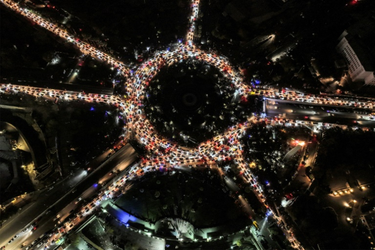 Vue aérienne de Syriens célébrant la chute du président syrien Bachar al-Assad, sur la place des Omeyyades dans le centre de Damas, le 13 décembre 2024 ( AFP / Omar HAJ KADOUR )