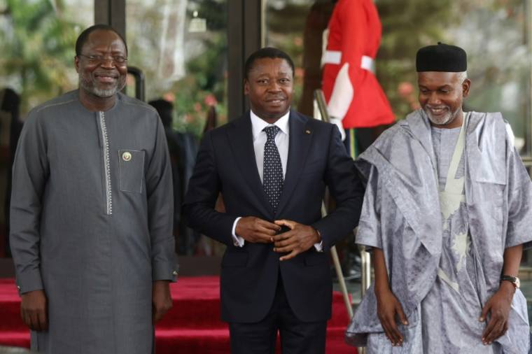 Le président du Togo Faure Gnassingbé (c), le président de la Cedeao, Omar Touray (g) et le ministre nigérian des Affaires étrangères Yussuf Tuggar (d), lors de la session extraordinaire des chefs d'État et de gouvernement de la Cedeao à Abuja, le 24 février 2024 au Nigeria ( AFP / Kola Sulaimon )