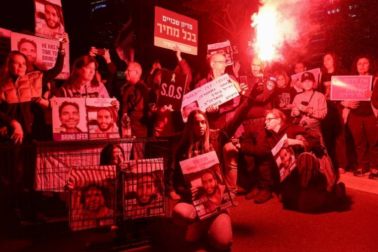 Des proches d'otages retenus à Gaza manifestent à Tel-Aviv, le 26 mars 2024 ( AFP / JACK GUEZ )