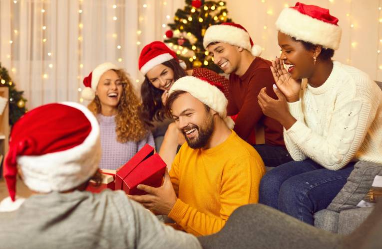 Comment célébrer Noël entre amis ou entre collègues à moins de 20 euros? ( crédit photo : Shutterstock )