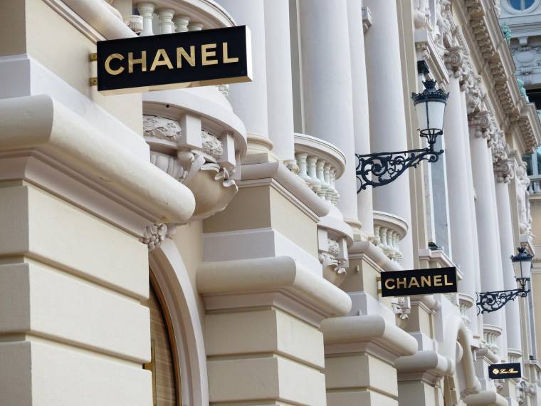 Le sac 2.55 de Chanel a vu son prix flamber depuis le début des années 2000. (illustration) (Pixabay / Hans)