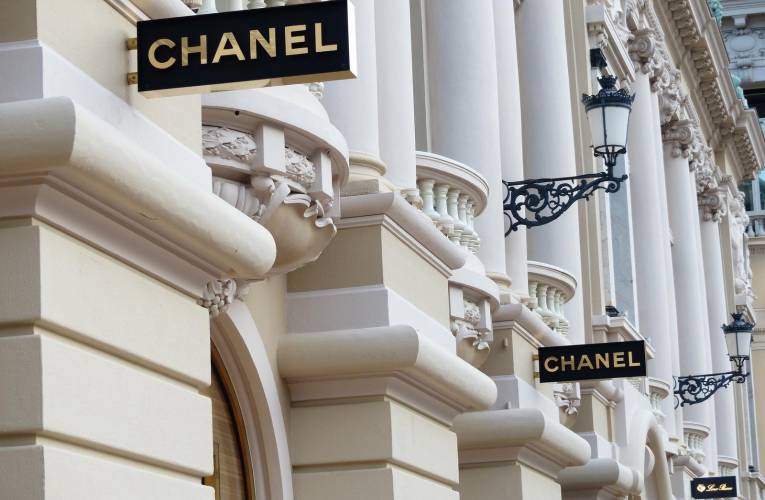 Le sac 2.55 de Chanel a vu son prix flamber depuis le début des années 2000. (illustration) (Pixabay / Hans)