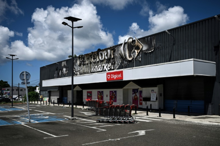 À l'intérieur du magasin Carrefour Market récemment incendié près de Fort-de-France, en Martinique, le 17 octobre 2024 ( AFP / Philippe LOPEZ )