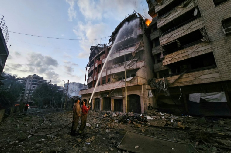 Des pompiers éteignent les flammes sur le site d'une frappe qui a visé le quartier libanais d'al-Hadath, près de la banlieue sud de Beyrouth, le 24 novembre 2024 ( AFP / - )