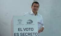Le président équatorien Daniel Noboa vote lors d'un référendum sur plusieurs mesures du gouvernement contre le narcotrafic et les gangs, le 21 avril 2024 à Olon, dans l'ouest de l'Equateur ( AFP / Gerardo MENOSCAL )
