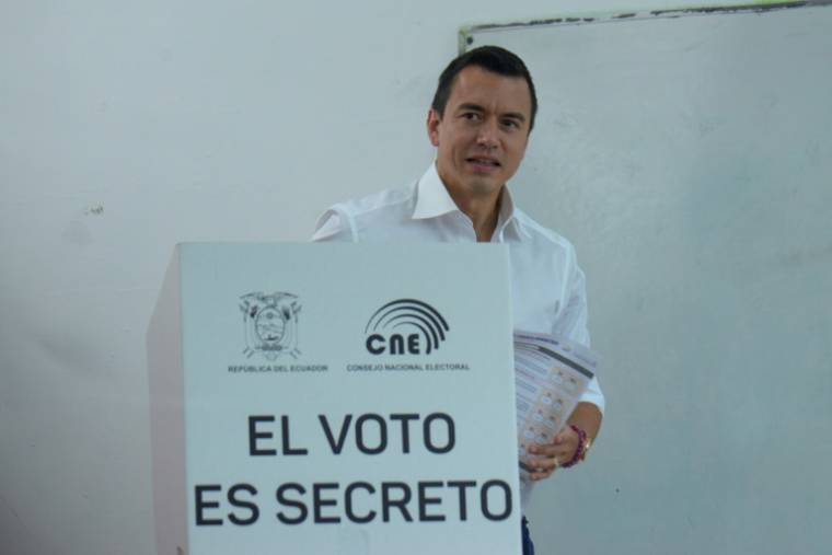 Le président équatorien Daniel Noboa vote lors d'un référendum sur plusieurs mesures du gouvernement contre le narcotrafic et les gangs, le 21 avril 2024 à Olon, dans l'ouest de l'Equateur ( AFP / Gerardo MENOSCAL )