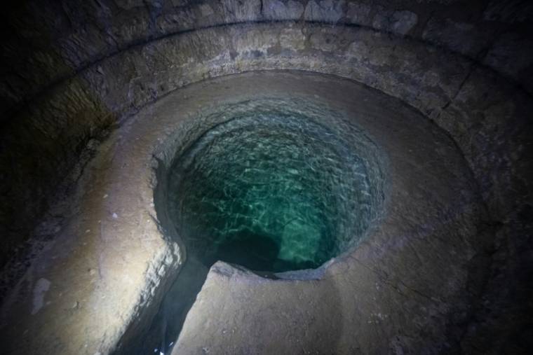 Un puits d'eau couleur turquoise dans les carrières souterraines de Paris, le 20 avril 2024 ( AFP / MIGUEL MEDINA )