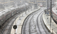 Les voies ferrées de la gare du Nord sous la neige dans le centre de Paris, le 21 novembre 2024 ( AFP / JOEL SAGET )