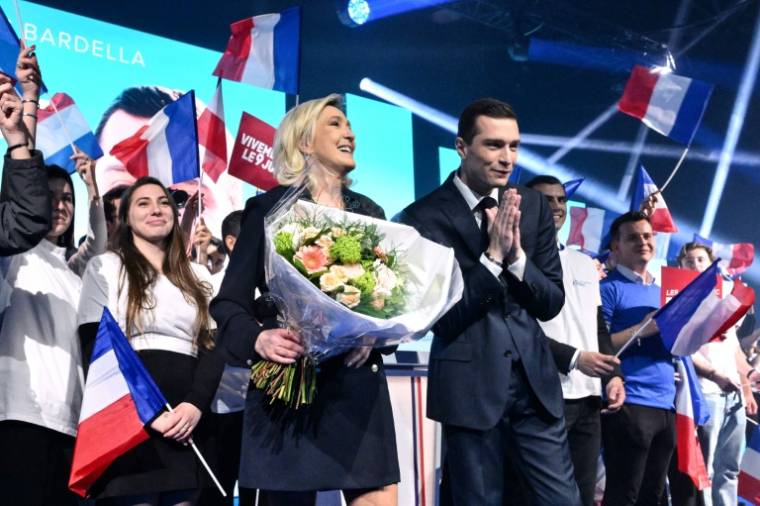 Marine Le Pen (g) et Jordan Bardella, tête de liste du RN aux européennes, lors du lancement de la campagne, le 3 mars 2024 à Marseille  ( AFP / CHRISTOPHE SIMON )