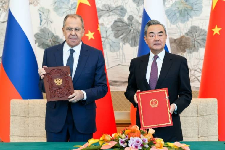 Le ministre russe des Affaires étrangères Sergueï Lavrov (g) et son homologue chinois Wang Yi, le 9 avril 2024 à Pékin ( Ministère russse des Afffaires étrangères / Handout )