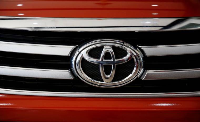 Le logo de la société Toyota Motors représenté sur un pick-up Hilux