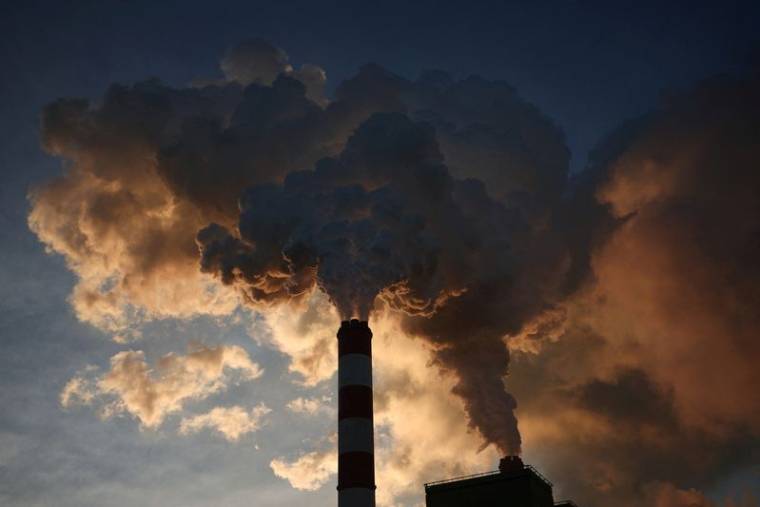 Photo d'archives: De la fumée et de la vapeur s'échappent de la centrale électrique de Belchatow, en Pologne