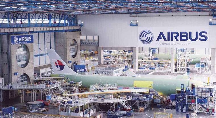 La chaîne d'assemblage d'A320 inaugurée à Toulouse arrive à point pour absorber un carnet de commandes historique. Fin juin, après le Salon du Bourget, l'avionneur totalisait 1?044 nouvelles commandes nettes depuis le 1er janvier. (© Airbus)