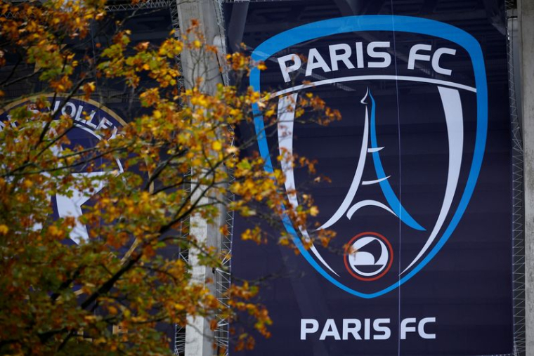 Logo du Paris FC au stade Charlety à Paris