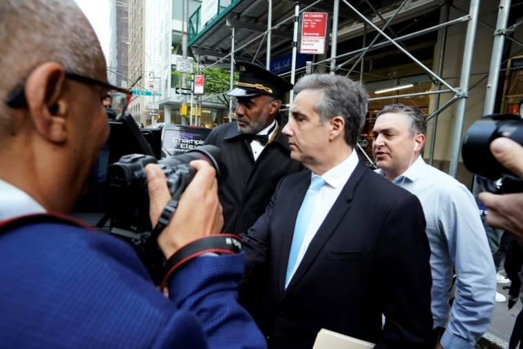 L'avocat Michael Cohen (c) quitte son domicile pour se rendre au tribunal pénal de Manhattan où se déroule le procès de l'ancien président américain Donald Trump, le 14 mai 2024 à New York ( AFP / TIMOTHY A. CLARY )