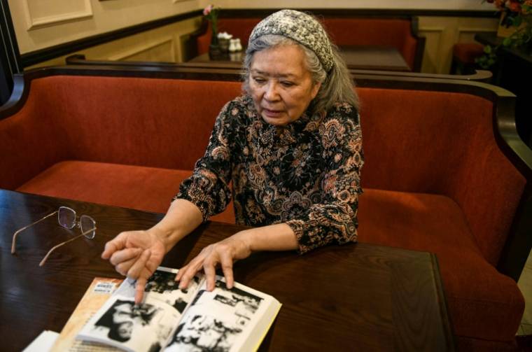 La Franco-vietnamienne Tran To Nga pésente son livre lors d'une interview à Hanoï, le 17 avril 2023 ( AFP / Nhac NGUYEN )