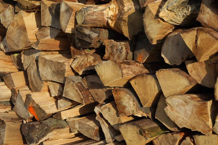 Dans certains territoires, la prime peut même aller jusqu'à 3 000 euros pour le remplacement d'un chauffage au bois. (Photo d'illustration) (webandi / Pixabay)
