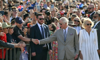 Le roi Charles III et la reine Camilla saluant une foule réunie devant l'Opéra de Sydney en Australie, le 22 octobre 2024 ( AFP / Saeed KHAN )