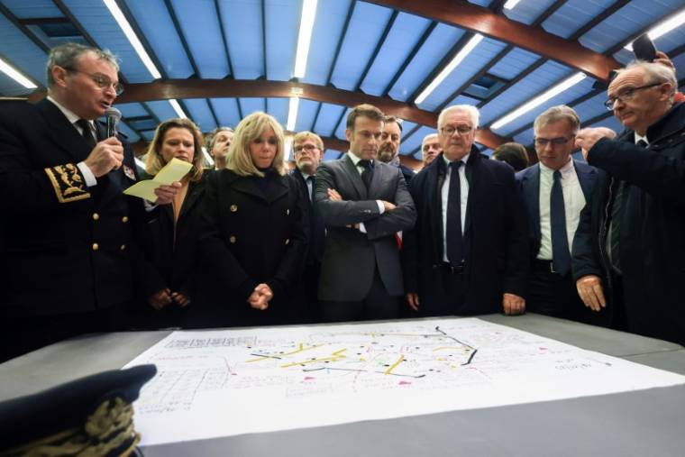 Le président Emmanuel Macron, accompagné de son épouse Brigitte Macron, rencontre les équipes de secours à Clairmarais, le 14 novembre 2023 dans le Pas-de-Calais ( POOL / Aurelien Morissard )