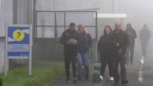 Des ouvriers manifestent après une réunion à l'usine Michelin de Cholet, dans le Maine-et-Loire, le 5 novembre 2024 ( AFP / JEAN-FRANCOIS MONIER )