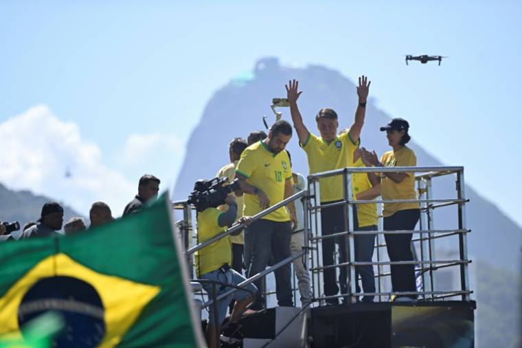 L'ex-président brésilien Jair Bolsonaro lors d'une manifestation à laquelle il a appelé pour défendre la liberté d'expression qu'il estime menacée, le 21 avril 2024 à Rio de Janeiro ( AFP / MAURO PIMENTEL )