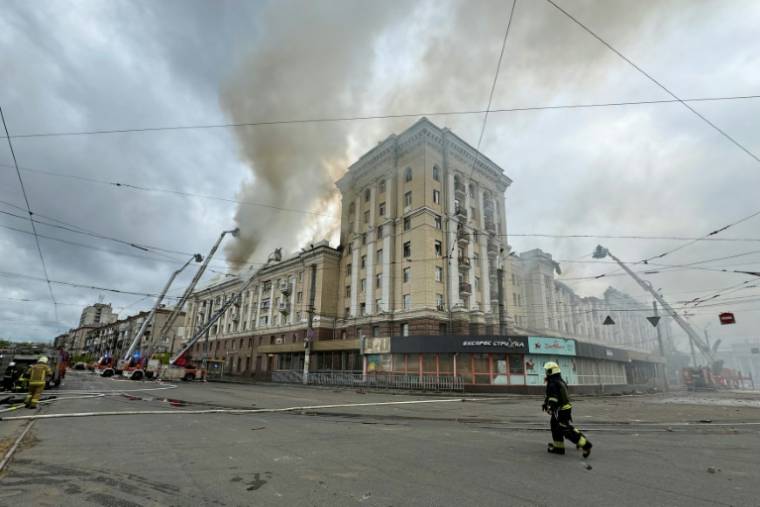 Les pompiers luttent contre les flammes dans un bâtiment touché par une frappe russe, le 19 avril 2024 à Dnipro, dans le centre-est de l'Ukraine ( AFP / STRINGER )