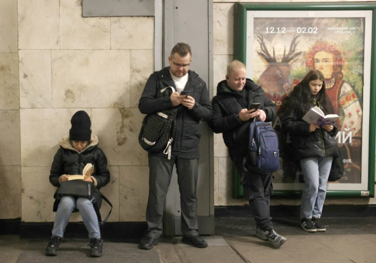 Des habitants s'abritent dans le métro à Kiev en Ukraine près une alerte aérienne le 25 décembre 2024 ( AFP / Anatolii STEPANOV )