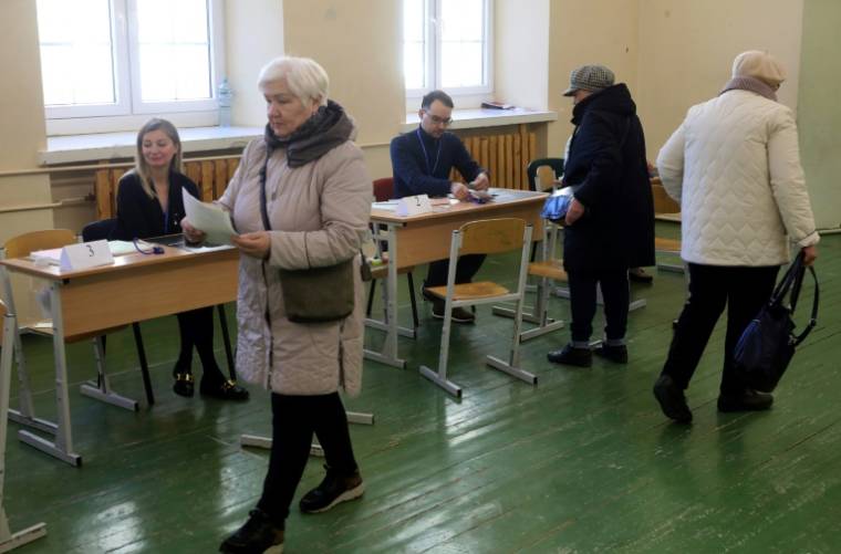 Des électeurs votent au premier tour de la présidentielle en Lituanie, le 12 mai 2024 à Vilnius  ( AFP / PETRAS MALUKAS )