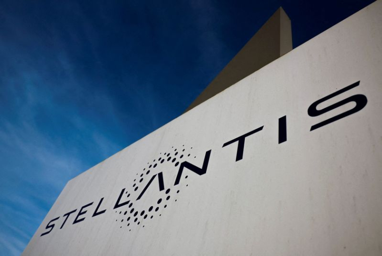 Le logo de Stellantis est visible sur le bâtiment de la société à Velizy-Villacoublay près de Paris