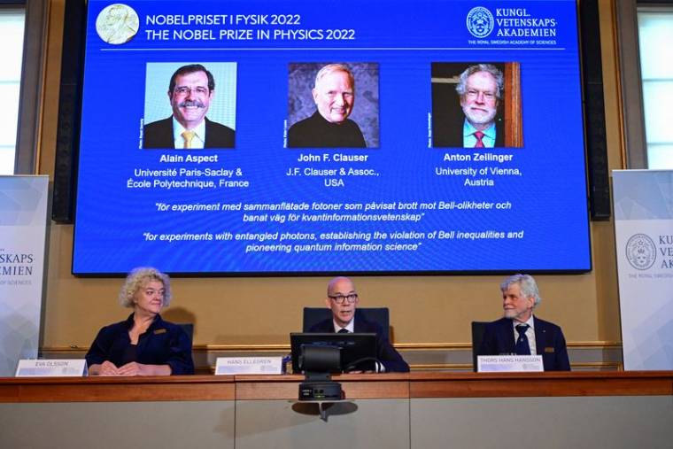 L'Académie royale suédoise des sciences annonce les lauréats du prix Nobel de physique 2022 lors d'une conférence de presse à Stockholm
