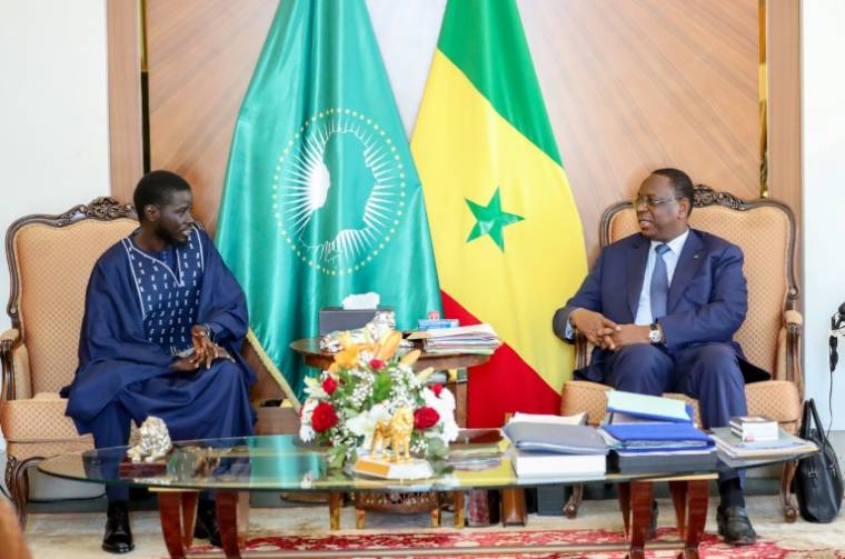 Le président sénégalais Macky Sall (d) et le président élu Bassirou Diomaye Faye à Dakar, le 28 mars 2024 ( Présidence sénégalaise / - )