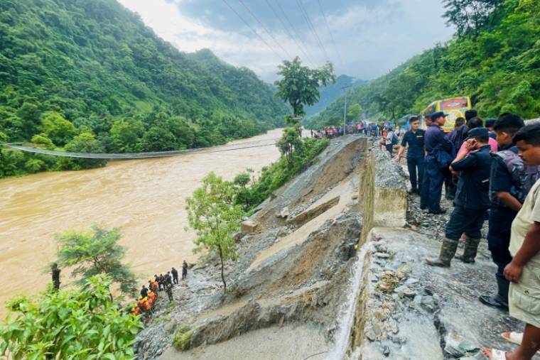 Des équipes de secours recherchent des survivants dans la rivière Trishuli après un glissement de terrain qui a emporté deux bus, le 12 juillet 2024 à Simaltar, au Népal ( AFP / RAJESH GHIMIRE )