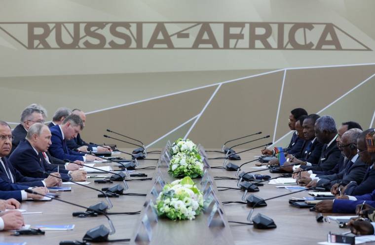 Vladimir Poutine et le président du Cameroun, Paul Biya, à Saint-Pétersbourg, en Russie, le 28 juillet 2023. ( TASS Host Photo Agency / ALEXANDER RYUMIN )