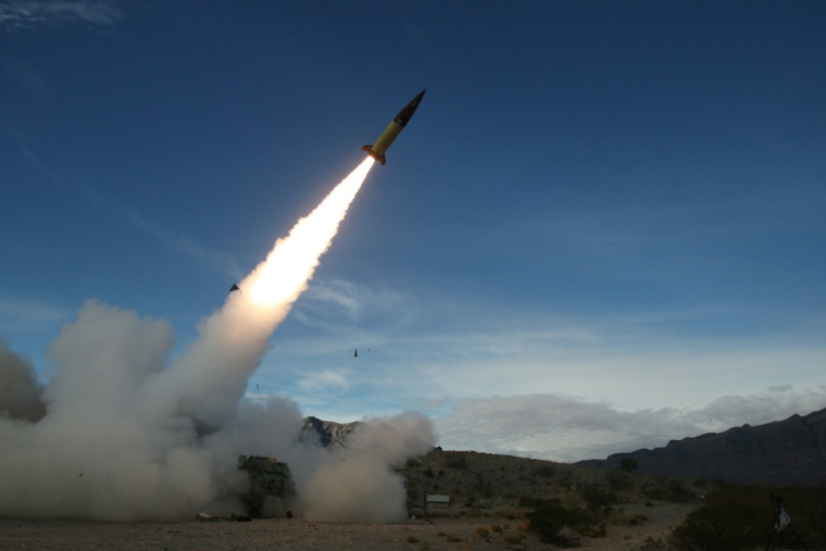 Un missile ATACMS lancé depuis une installation de l'armée américaine à White Sands, Nouveau-Mexique, le 14 décembre 2021 (DoD/John Hamilton)