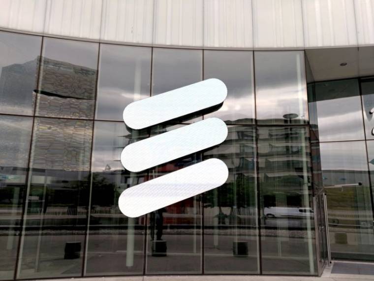 Photo d'archives du logo d'Ericsson à son siège social à Stockholm