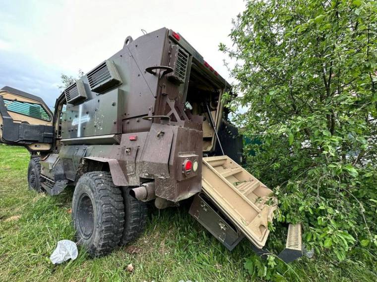 Un véhicule blindé abandonné, après la levée des mesures antiterroristes introduites en raison d'une incursion dans la région de Belgorod