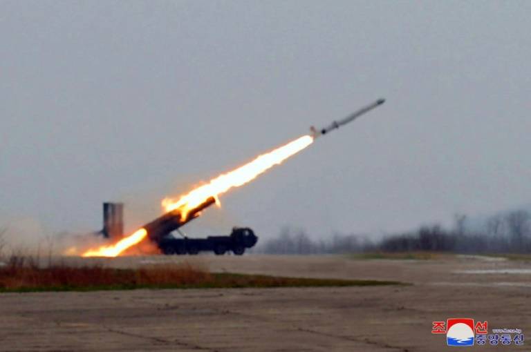 Photo diffusée le 20 avril 2024 par l'agence nord-coréenne KCNA montrant le test d'une ogive de très grande taille conçue pour le missile de croisière stratégique "Hwasal-1 Ra-3", le 19 avril 2024 ( KCNA VIA KNS / STR )
