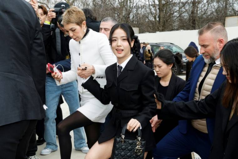 South Korean singer JISOO (c) upon her arrival at Fashion Week to attend the Dior fashion show, on February 27, 2024 in Paris (AFP / Geoffroy VAN DER HASSELT)