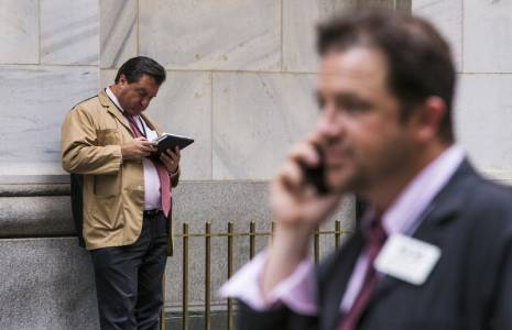 Des traders devant la Bourse de New York