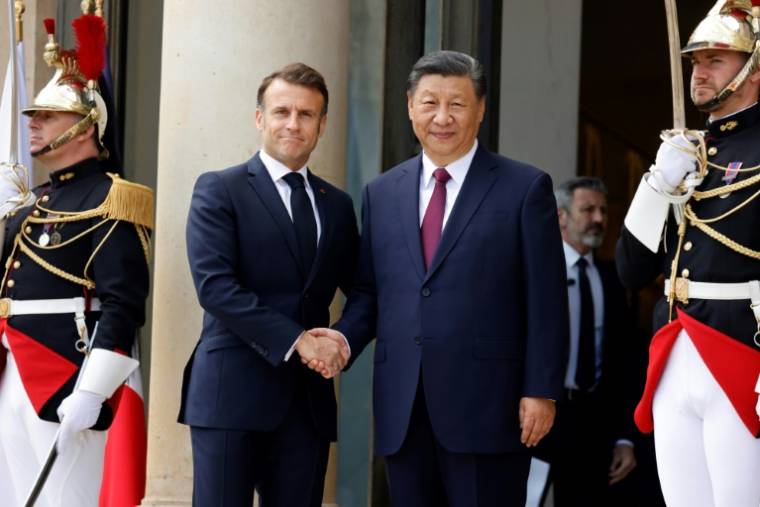 Le président Emmanuel Macron accueille son homologue chinois Xi Jinping (d) à l'Elysée, le 6 mai 2024 à Paris ( AFP / Ludovic MARIN )