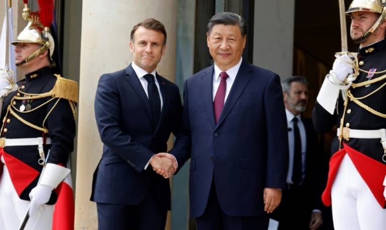 Le président Emmanuel Macron accueille son homologue chinois Xi Jinping (d) à l'Elysée, le 6 mai 2024 à Paris ( AFP / Ludovic MARIN )