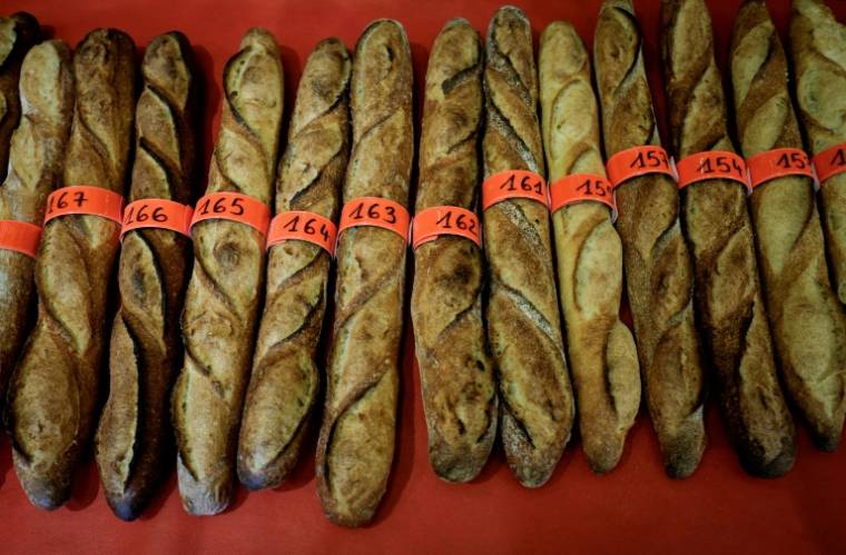 Des baguettes présentées lors du concours de la meilleure baguette de tradition de Paris, à Paris le 25 avril 2024 ( AFP / STEPHANE DE SAKUTIN )