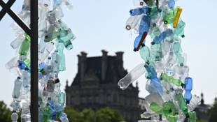 Une installation de 5 mètres de haut réalisée à partir de bouteilles plastiques par l'artiste et militant canadien Benjamin Von Wong, à Paris, le 27 mai 2023 ( AFP / bERTRAND GUAY )