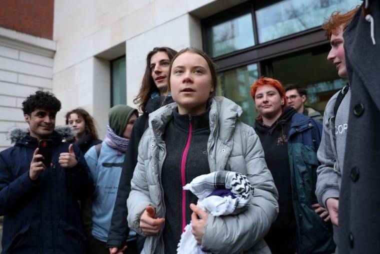 La militante pour le climat Greta Thunberg devant le tribunal de Westminster à Londres
