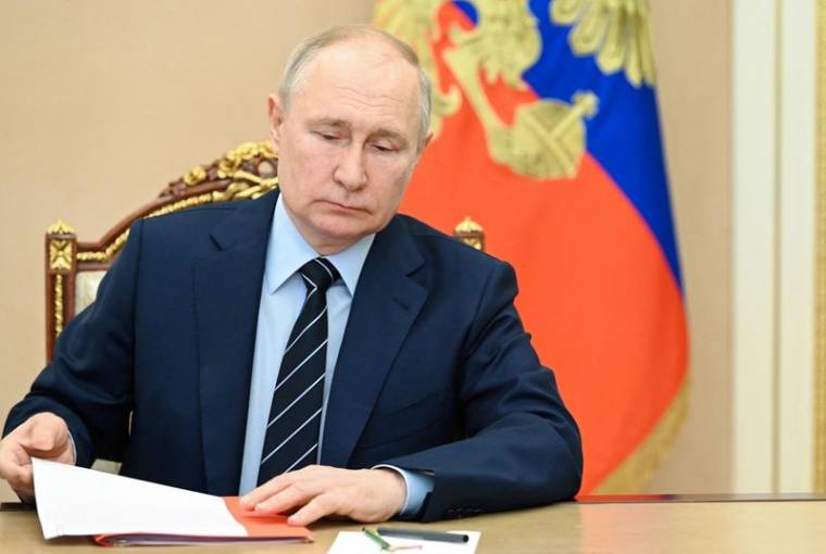 Le président russe Vladimir Poutine préside une réunion avec les membres du Conseil de sécurité à Moscou