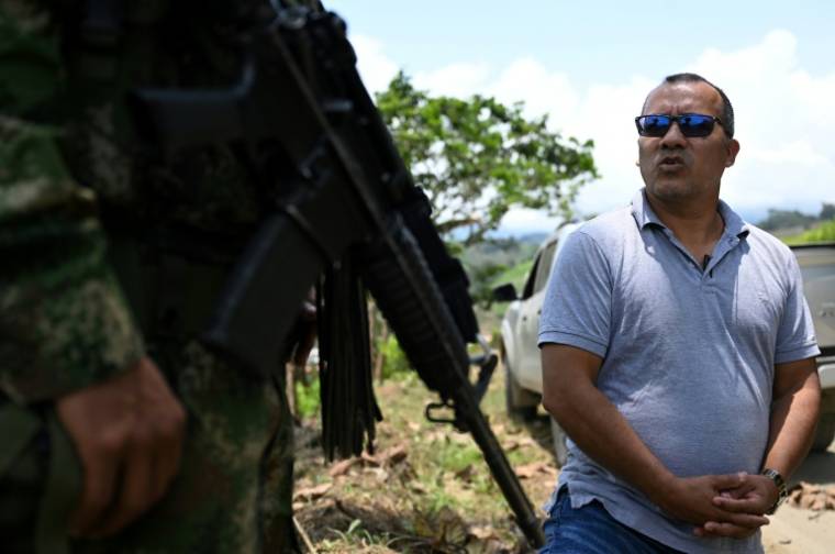 Nelson Enrique Rios, alias Gafas, chef politique du Front Carlos Patino, lors d'une interview avec l'AFP dans le canyon de Micay, dans le département du Cauca, le 24 mars 2024 en Colombie  ( AFP / Raul ARBOLEDA )