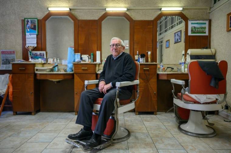 Le coiffeur Roger Amilhastre, âgé de 90 ans,  dans son salon à Saint-Girons, en Ariège, le 16 avril 2024  ( AFP / Ed JONES )