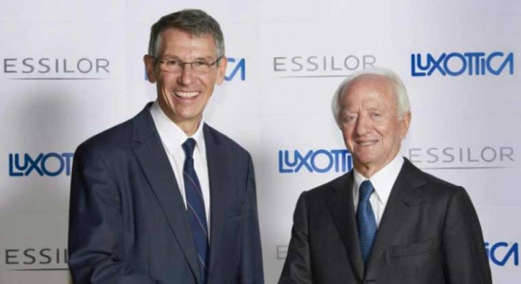 Le fondateur et PDG de Luxottica, Leonardo Del Vecchio, et le PDG d'Essilor, Hubert Sagnières, à Paris le 16 janvier 2017. (© T. Foulon / AFP)