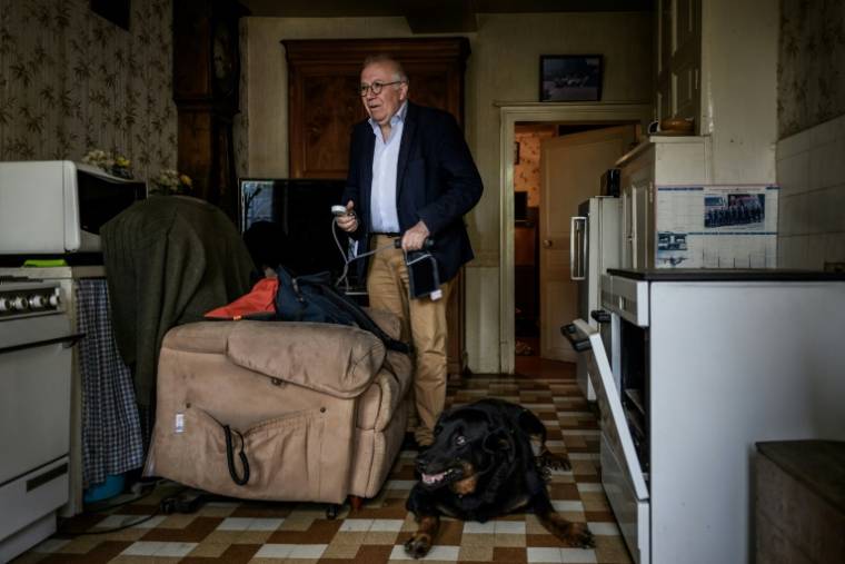 Le médecin de campagne Michel Serin lors d'une visite à domicile, près de Saint-Amand-en-Puisaye, le 14 mai 2024 ( AFP / JEFF PACHOUD )